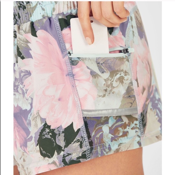Fabletics Maggie Floral Secret Garden Shorts Sz. M - Picture 3 of 8